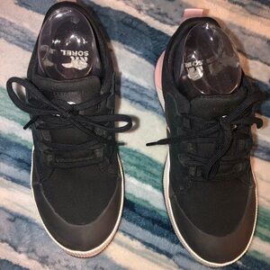 Sorel Out N About III Waterproof Women’s Sneaker Black w/ Pink & White Sz 7 EUC!